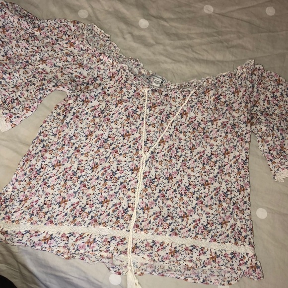 Adorable Off the Shoulder Blouse - Picture 1 of 1